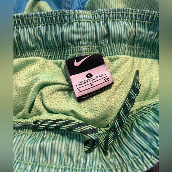 Nike Boy’s Swimming Trunks size small - Picture 3 of 7
